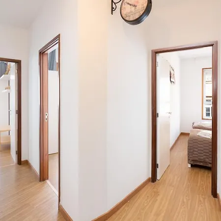 Renovated 3br Near Hotspots With Great Value Appartement Oporto