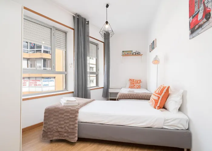 Renovated 3br Near Hotspots With Great Value דירה *