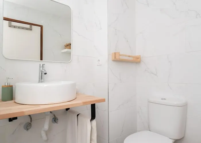 דירה Renovated 3br Near Hotspots With Great Value *