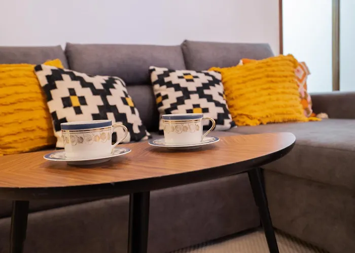 דירה Renovated 3br Near Hotspots With Great Value