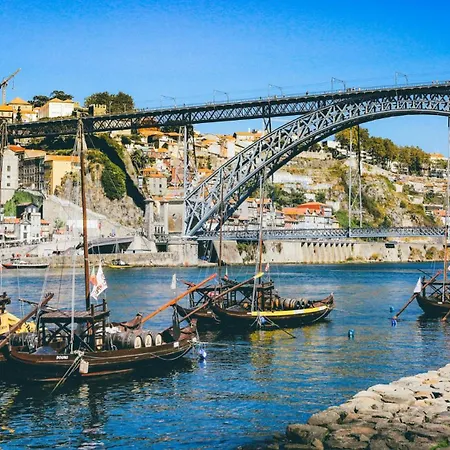 Renovated 3br Near Hotspots With Great Value Oporto
